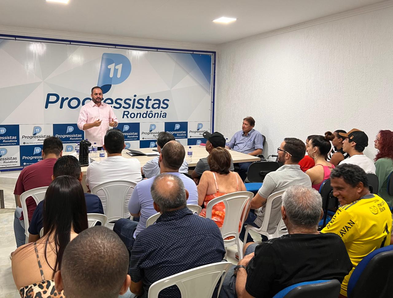 Luiz Paulo, pré-candidato a deputado estadual, se reúne com lideranças políticas